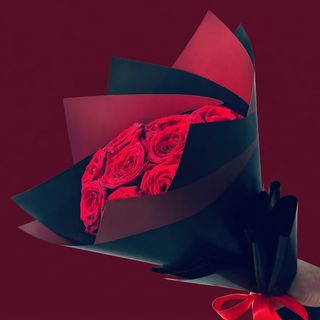 წითელი ვარდები (შავი შეფუთვა) / Red Roses (black packing)