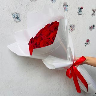 10 წითელი ვარდი თეთრ შეფუთვაში / 10 red roses in white packaging /
