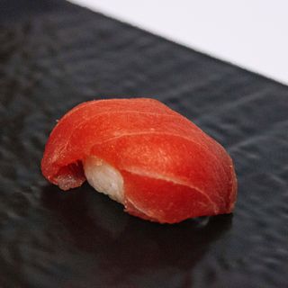 თუნას სუში (2 ცალი) / Tuna Sushi (2 pcs) / Суши с Тунцом (2 шт)