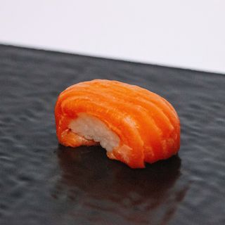 სალმონის სუში (2 ცალი) / Salmon Sushi (2 pcs) / Суши с Лососем (2 шт)