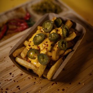 ფრი ჰალაპენიო ყველის სოუსით