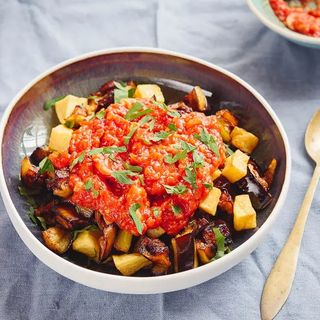 Şakşuka (Kızartılmış Patlıcan Domates Soslu) - Şakşuka (Fried Eggplant with Tomato Sauce)