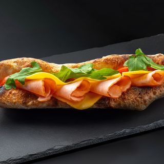 ლორისა და ყველის სენდვიჩი