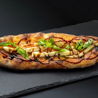 სულგუნის და პომიდვრის სენდვიჩი პესტოთი