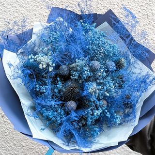 გამხმარი ყვავილების ლურჯი თაიგული. 1254