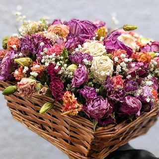 პატარა გამხმარი ვარდების კალათა 1252