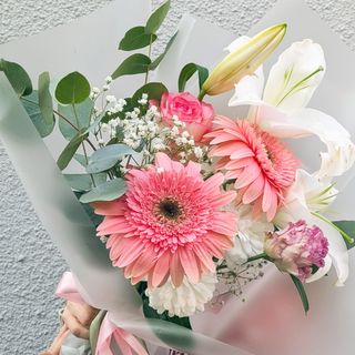 2 ვარდისფერი გერბერა და შროშანი 1249