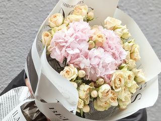 სპრეი ვარდი და ვარდისფერი ჰორტენზია 1257