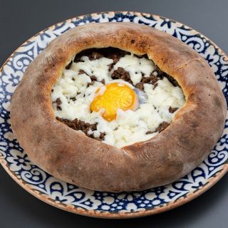 აჭარული ხაჭაპური საქონლის ხორცით და სულგუნით