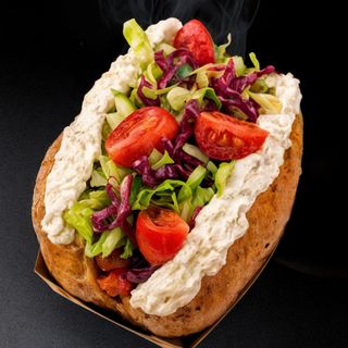 გამომცხვარი კარტოფილი ღორის ხორცით და ძაძიკის სოუსით