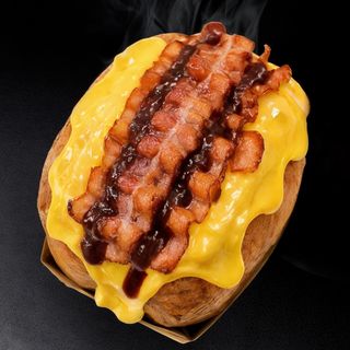 გამომცხვარი კარტოფილი ბეკონით და ორმაგი ყველით