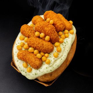 გამომცხვარი კარტოფილი მწვანე სოუსით და ქათმის ბაითსებით