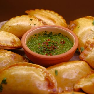 ვეგეტერიანული ნაკრები(8 ემპანადა, 2 სოუსი).