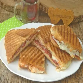 Sucuklu kaşarlı tost
