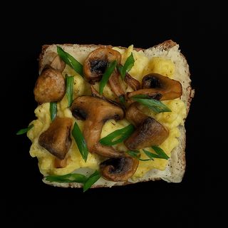 სენდვიჩი წიწიბურას პურზე კრემყველით, კვერცხის სქრამბლით და სოკოთი