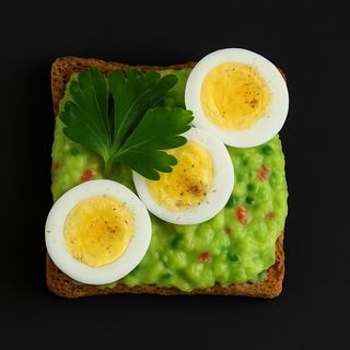 სენდვიჩი წიწიბურას პურზე გუაკამოლეთი და კვერცხით