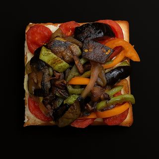 სენდვიჩი ტოსტის პურზე კრემყველით და მოთუშლი ბოსტნეულობით