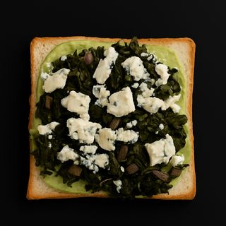 სენდვიჩი ტოსტის პურზე ავოკადოს პიურეთი, ისპანახით და დორბლიუთი.