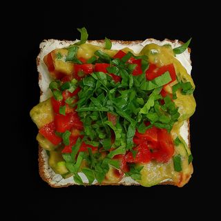 სენდვიჩი შავ პურზე კრემყველით, გუაკამოლეთი, პომიდორით და მწვანილით