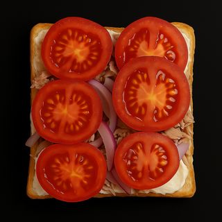 სენდვიჩი ტოსტის პურზე კრემყველით, თინუსი, წითელი ხახვით და პომიდორით