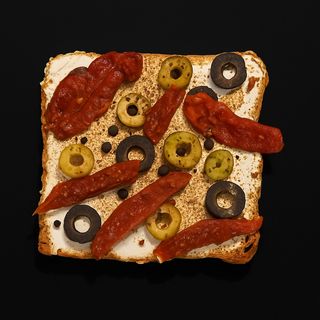 სენდვიჩი წიწიბურას პურზე კრემყველით, მზეზე გამომშრალი პომიდორით და ზეთისხილით