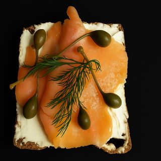 სენდვიჩი შავ პურზე კრემყველით, ნელმარილში გამოყვანილი ორაგულითა და კაპერსებით