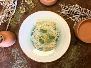 რავიოლი ქართულ საფირმო პესტოში