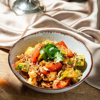 ბოსტნეულის სალათი აჯიკითა და ყველით