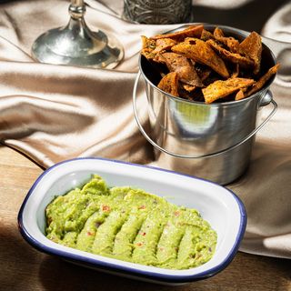 ნაჩოსი გუაკამოლესთან