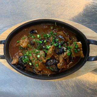 ხბოს ხორცი ქლიავში და ღვინის სოუსში