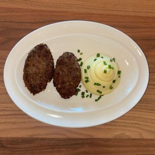 საქონლის კოტლეტი და პიურე