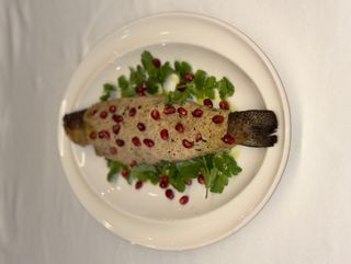 კალმახი ნიგვზის და ბროწეულის დიპით