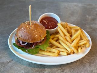 კლასიკური ბურგერი ნაკვერჩხალზე