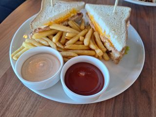 ქათმის ქლაბ სენდვიჩი ნაკვერჩხალზე