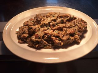 ცხელი სოკოს სალათი ნიგვზით