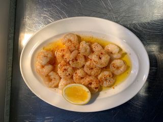 კრევეტები ნივრით და კარაქით