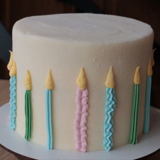 მინი ტორტი სანთლების დეკორით