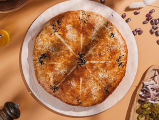 ნახევარ ფენოვანი ლობიანი ლორით და ჰალაპენიოთი 8 ნაჭრიანი