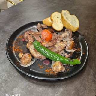 ქათმის ფილე სოკოსთან ერთად ღვინის და ნაღების სოუსით