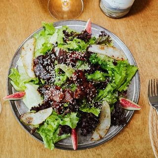 სალათი ქათმის ღვიძლით და კარამელიზებული მსხლით/Salad with chicken liver and caramelized pears