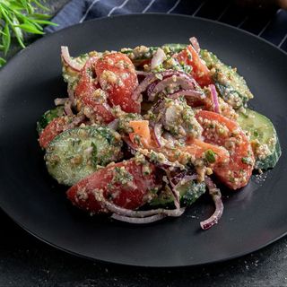 კიტრი პომიდვრის  სალათი ნიგვზით