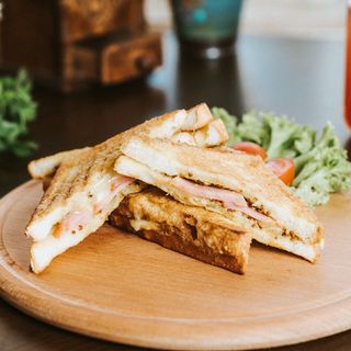 ფრანგული ტოსტი ლორითა და ყველით