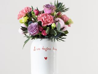 ლარნაკი "Love Begins Here"