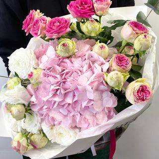 ვარდისფერი ჰორტენზია და თეთრი რანუნკულუსი 3149