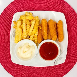 Fresh, crispy chicken nuggets and french fries – a perfect combination!