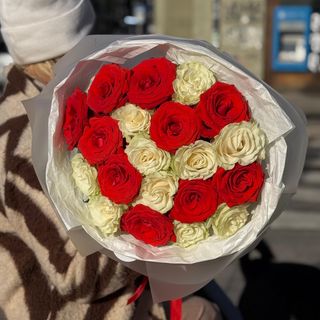 თეთრი და წითელი ვარდები
