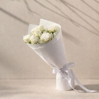 1 ტოტი თეთრი ჯუჯა ვარდი