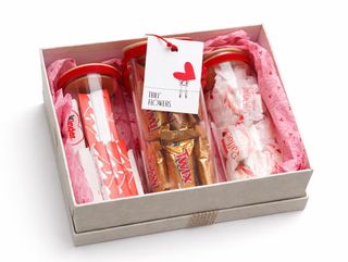 3 კოლბა ტკბილეულით