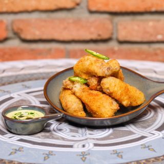 ხრაშუნა ქათმის ფრთები ქინძის საწებელით