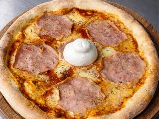 ბურატა მოცარელას ბურთებით და  ინდაურის ლორით 28სმ